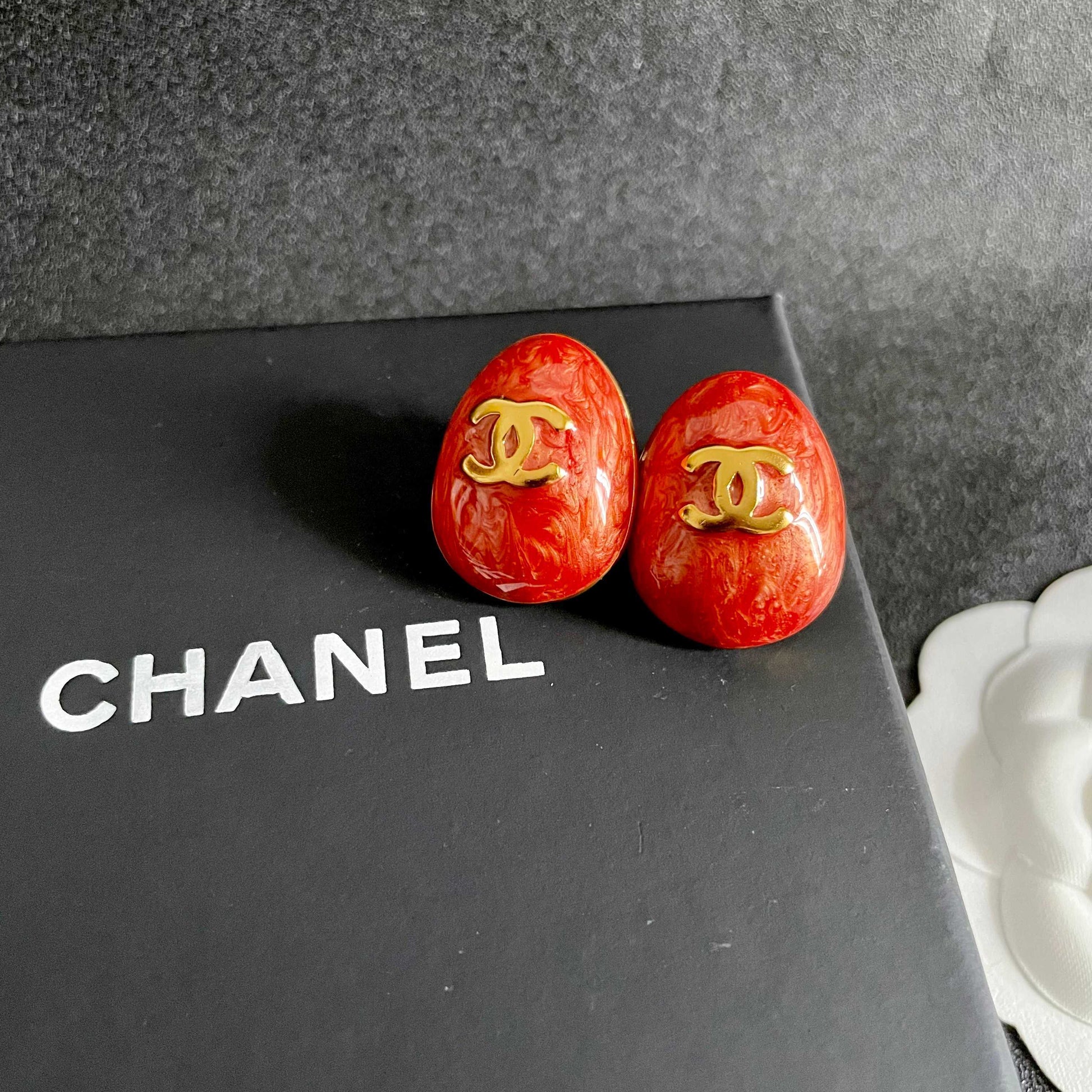 Double-C Emblem Stud Earrings in Polished Metal-Tone – Design 018 detail view