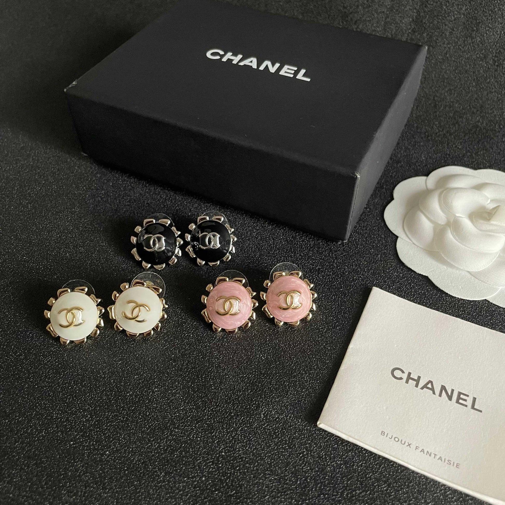 Double-C Emblem Stud Earrings in Polished Metal-Tone – Design 011 close-up detail
