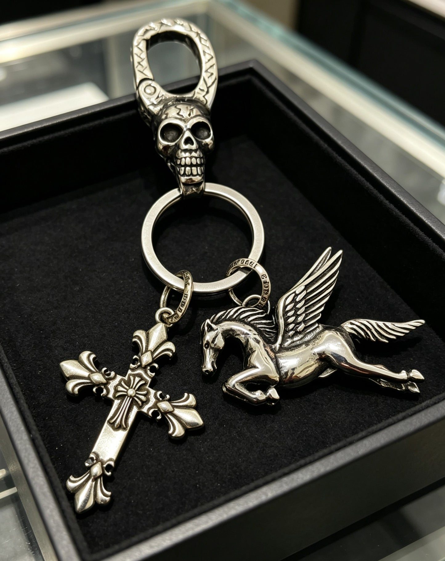 Cross Keychain in Antique Silver-Tone – Design 04 side detail