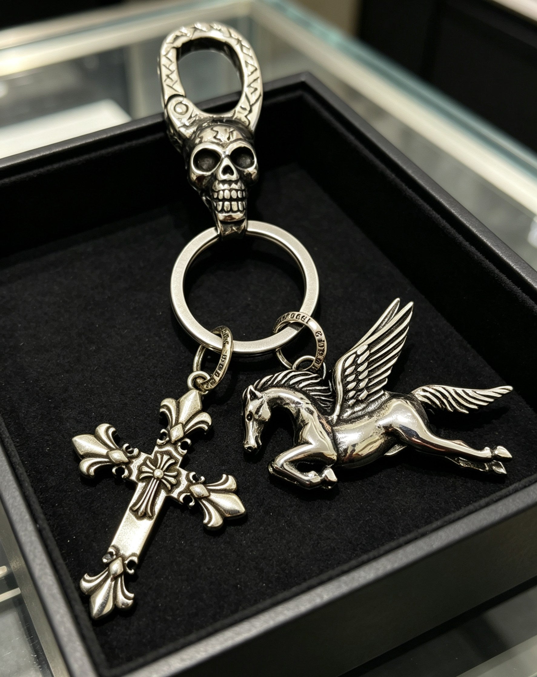 Cross Keychain in Antique Silver-Tone – Design 04 side detail