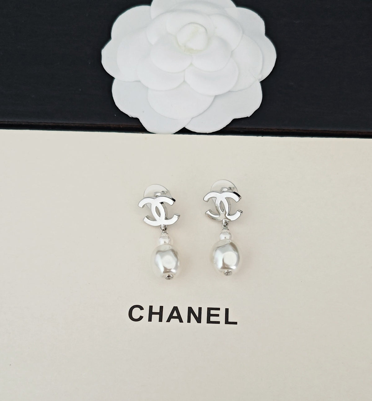 Pearl Pearl-Detail Statement Earrings – Pearl Detail – Design 004 side detail