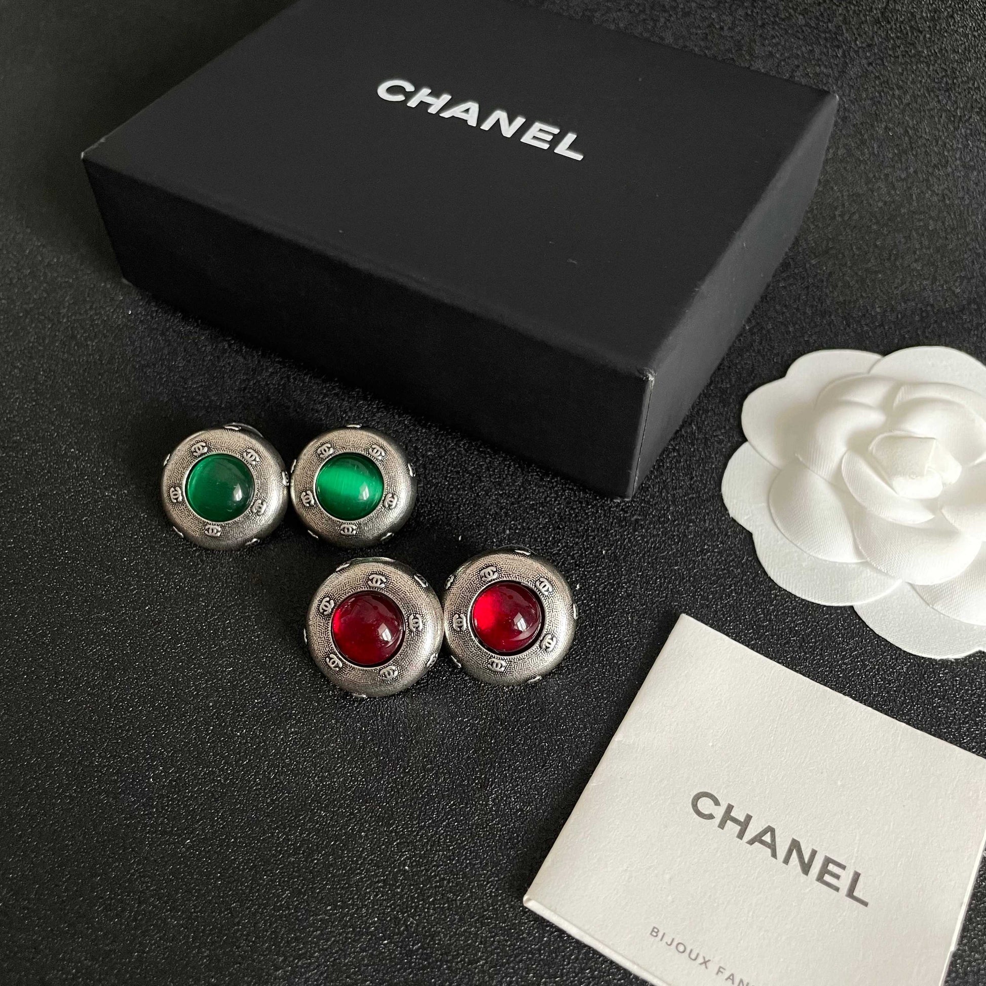 Double-C Emblem Stud Earrings in Polished Metal-Tone – Design 170 close-up detail