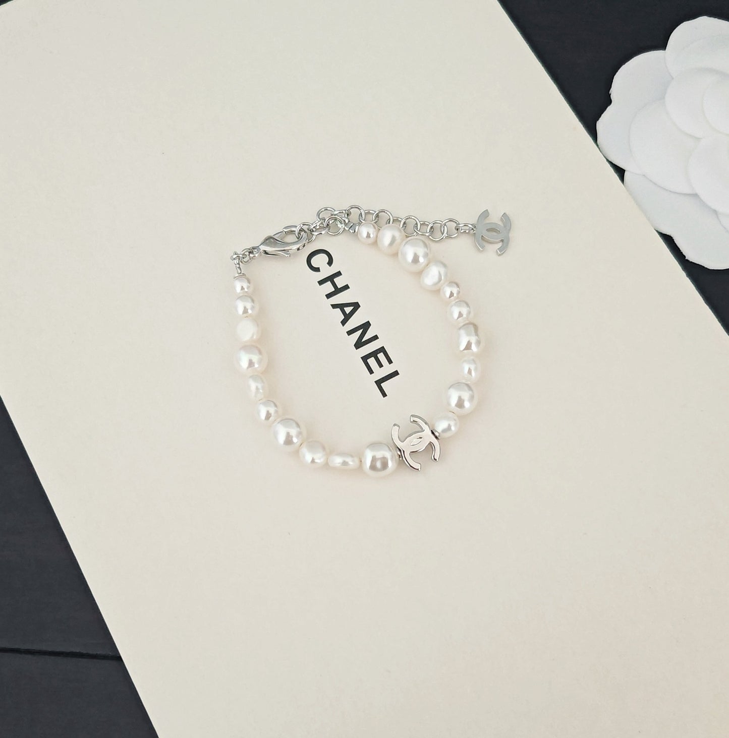 Pearl Bracelet in Gold-Tone – Pearl Detail – Design 003 side detail
