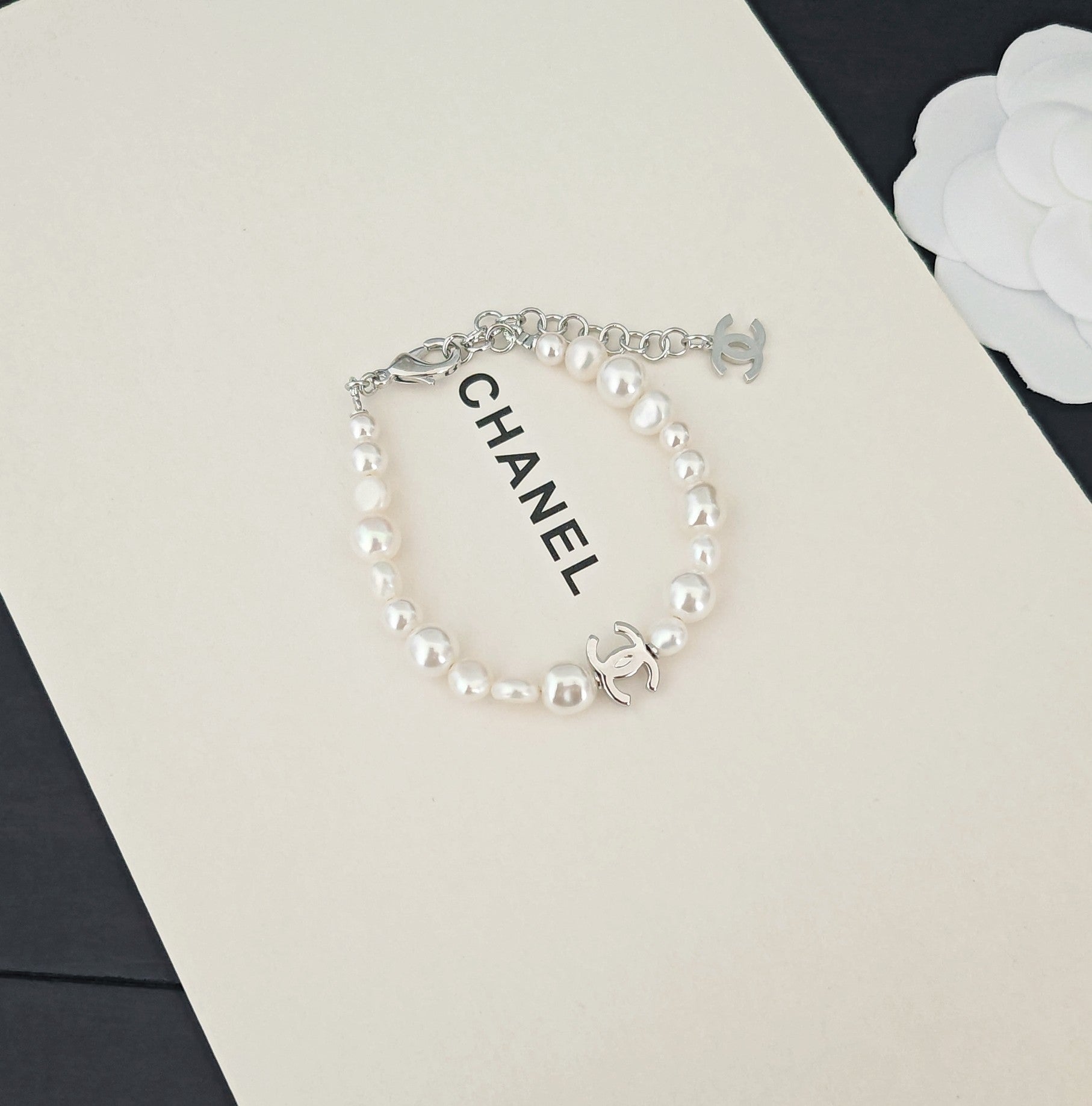 Pearl Bracelet in Gold-Tone – Pearl Detail – Design 003 side detail