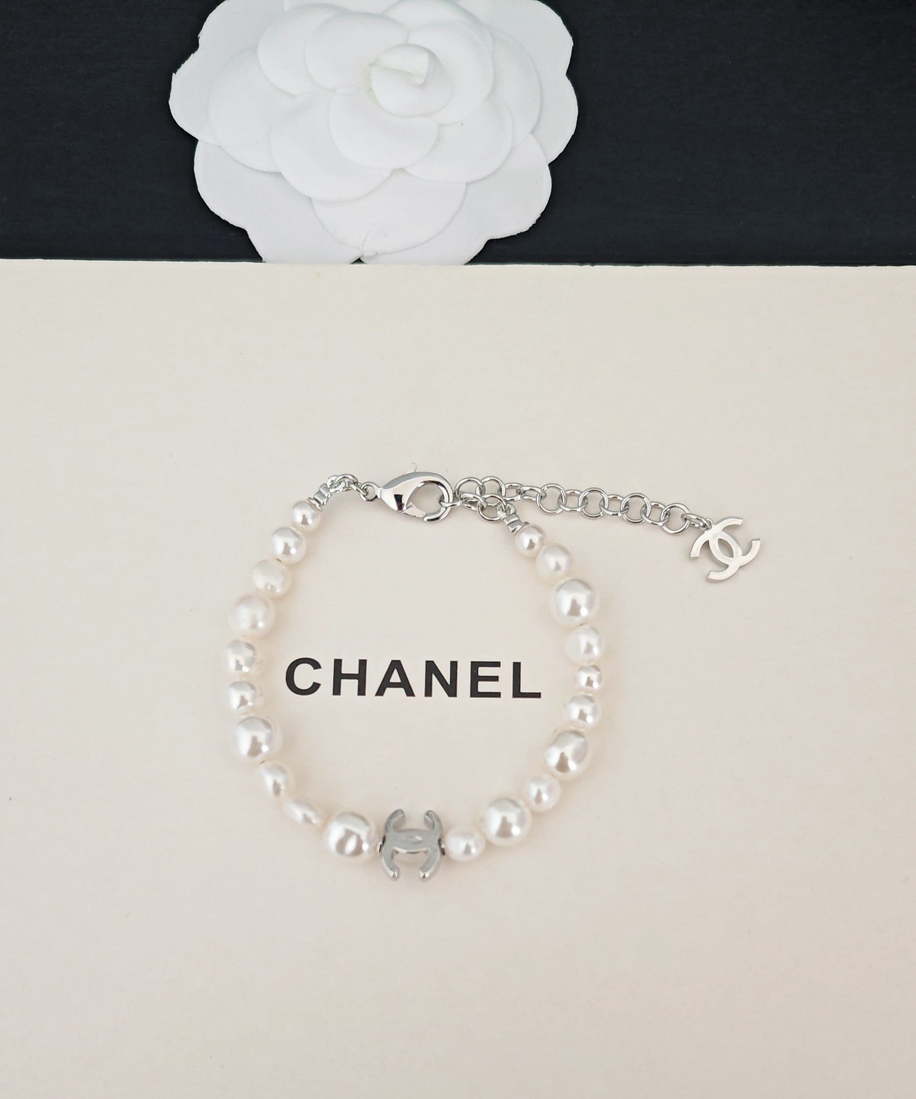 Pearl Bracelet in Gold-Tone – Pearl Detail – Design 003 detail view