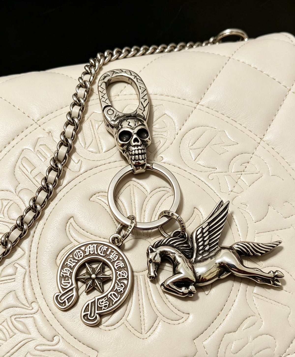 Skull Keychain in Antique Silver-Tone – Design 01 side detail
