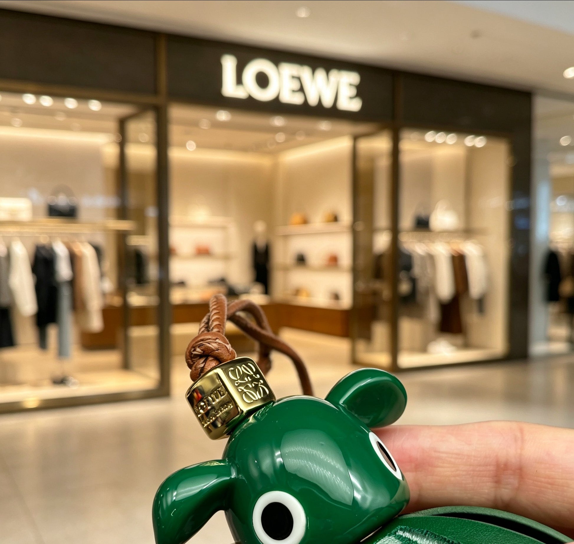 Elephant Motif Bag Charm in Polished Metal-Tone with Leather Detail – Design 04 side detail