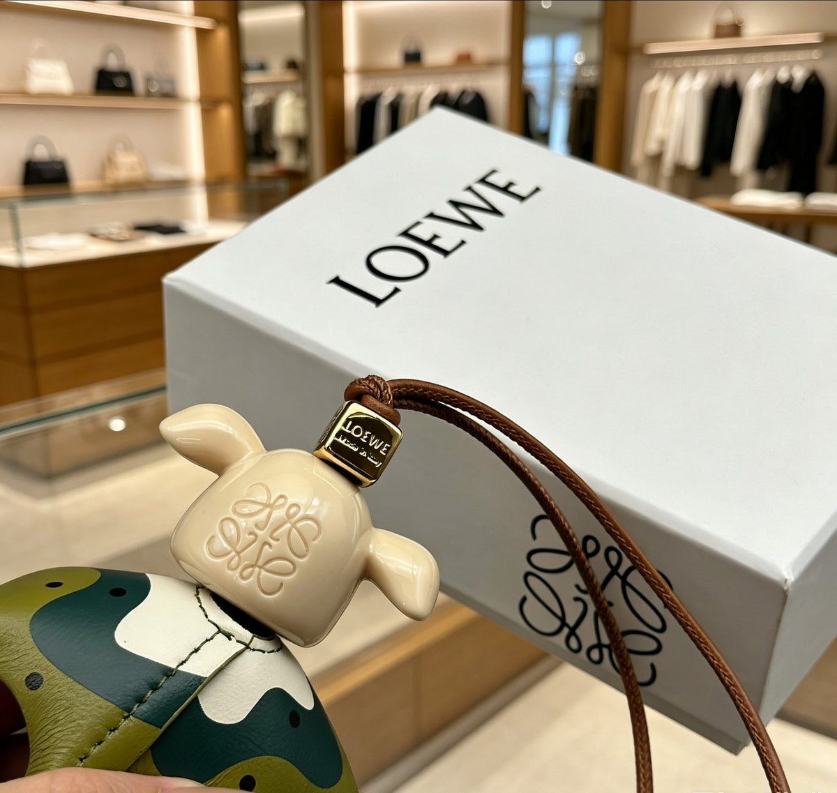 Elephant Motif Bag Charm in Polished Metal-Tone with Leather Detail – Design 02 side detail