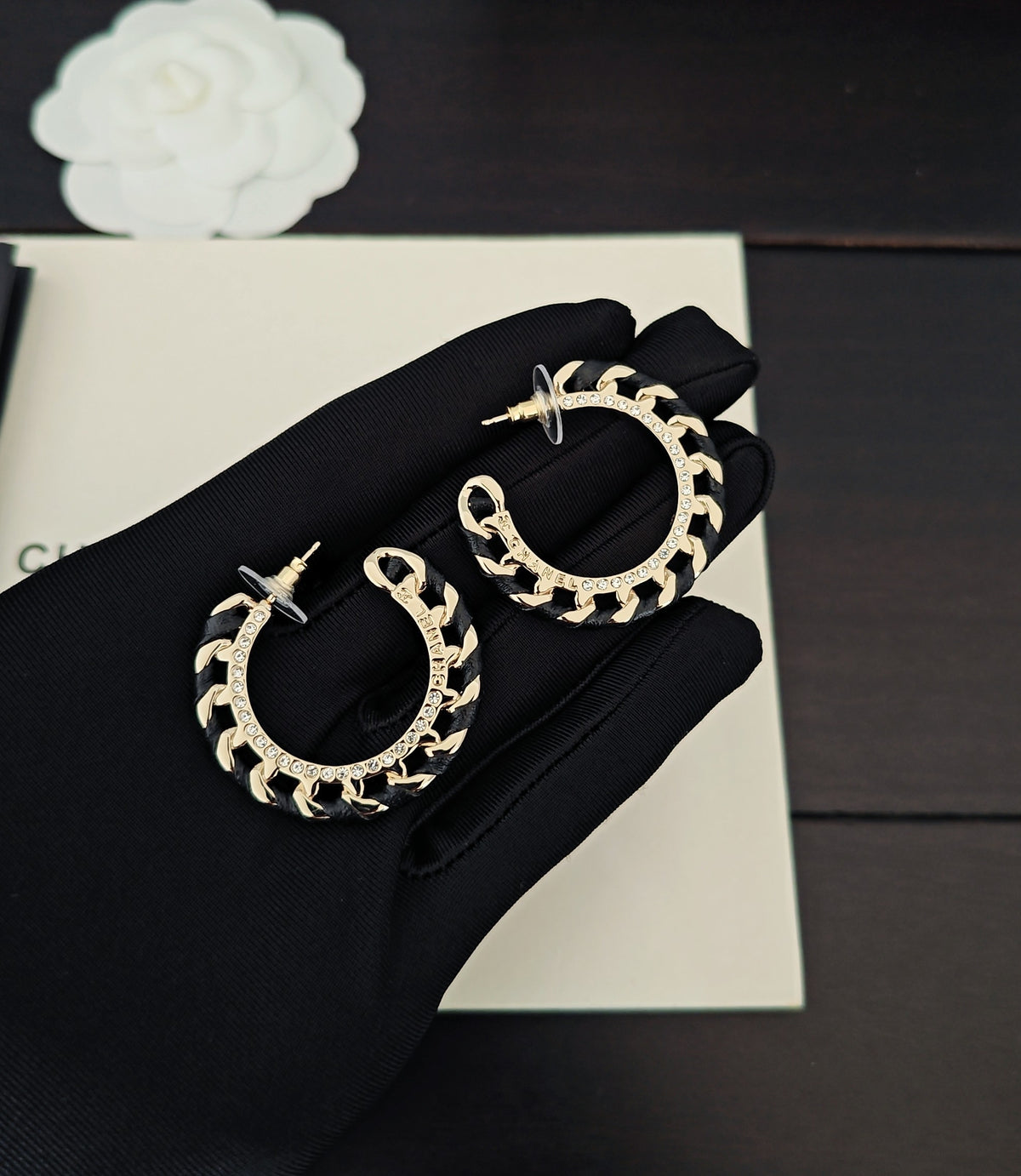 Round Jewelry Accessory in Gold-Tone – Black Detail – Design 002 close-up detail
