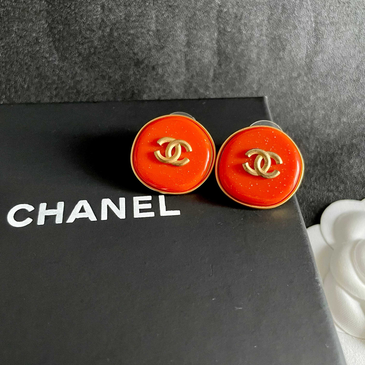 Double-C Emblem Stud Earrings in Polished Metal-Tone – Design 389 detail view