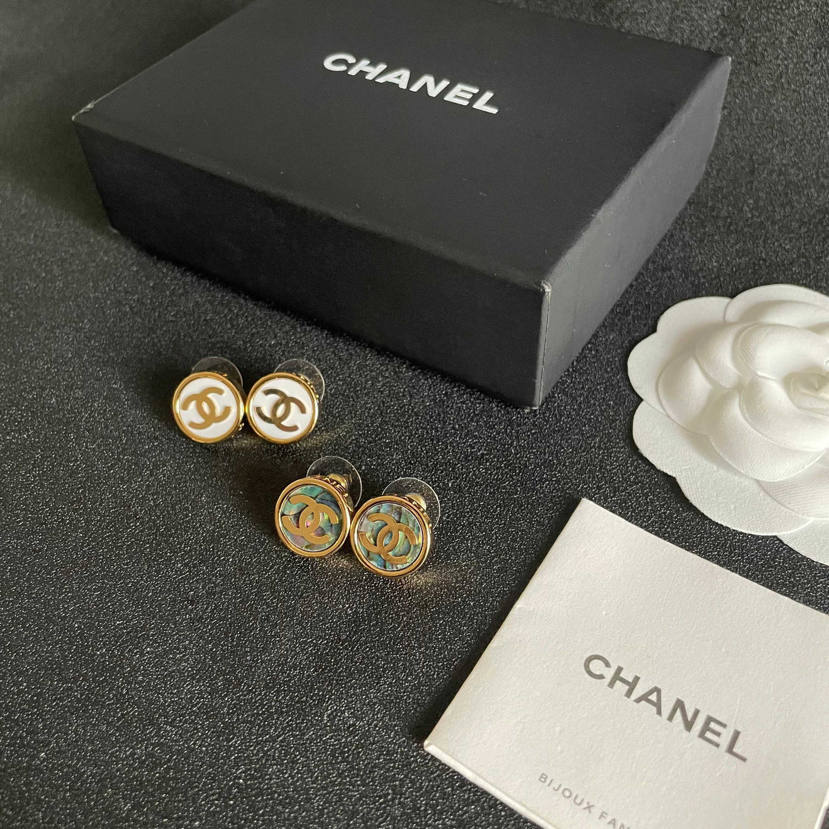 Double-C Emblem Stud Earrings in Polished Metal-Tone – Design 384 close-up detail