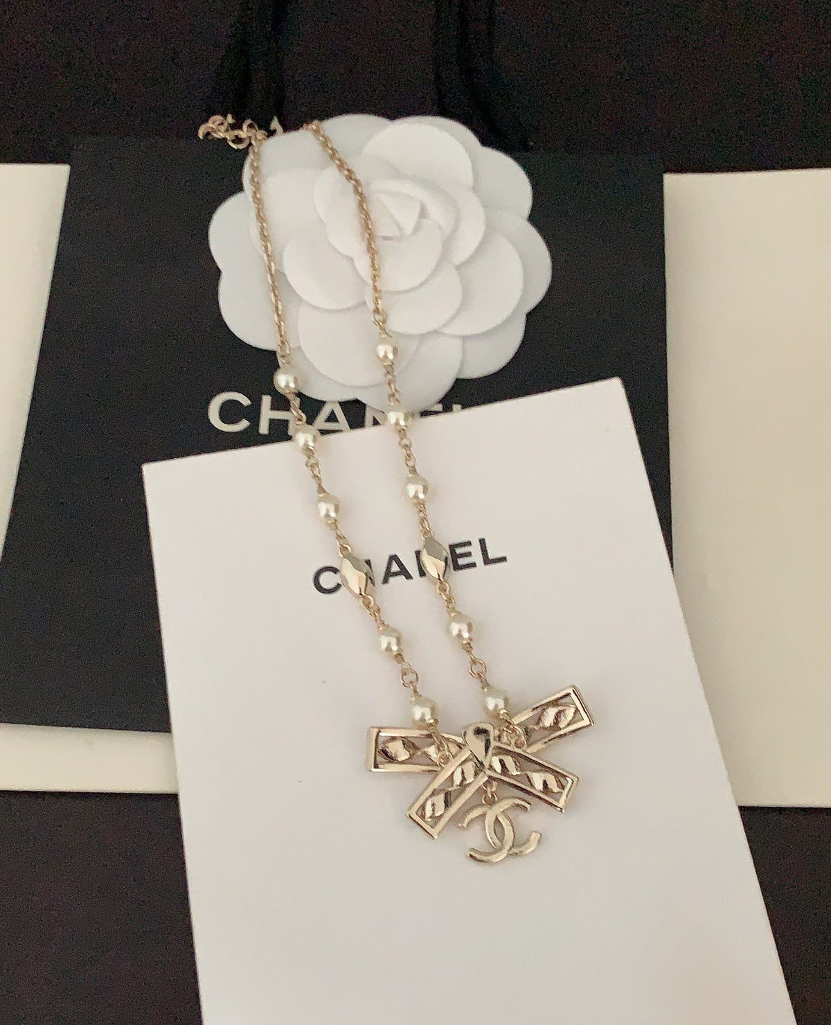 Bow Pearl-Detail Pendant Necklace – Pearl Detail – Design 008 detail view