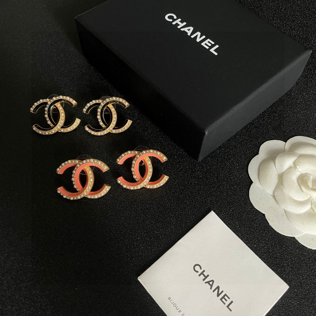 Double-C Emblem Pearl-Detail Stud Earrings – Pearl Detail – Design 003 side detail