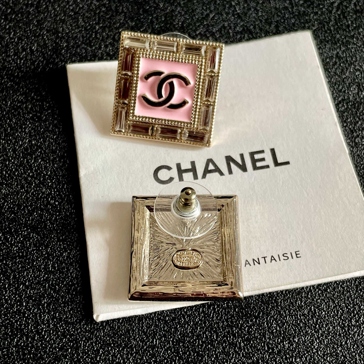 Double-C Emblem Stud Earrings in Polished Metal-Tone – Design 081 main product view