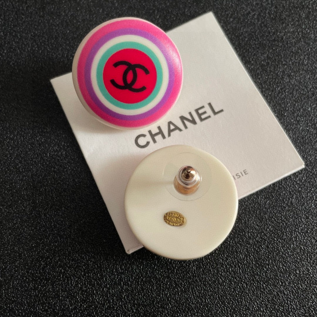 Double-C Emblem Stud Earrings in Polished Metal-Tone – Design 079 main product view