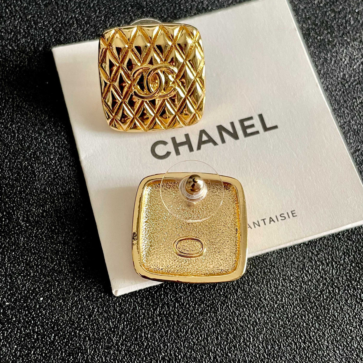 Double-C Emblem Stud Earrings in Polished Metal-Tone – Design 078 main product view