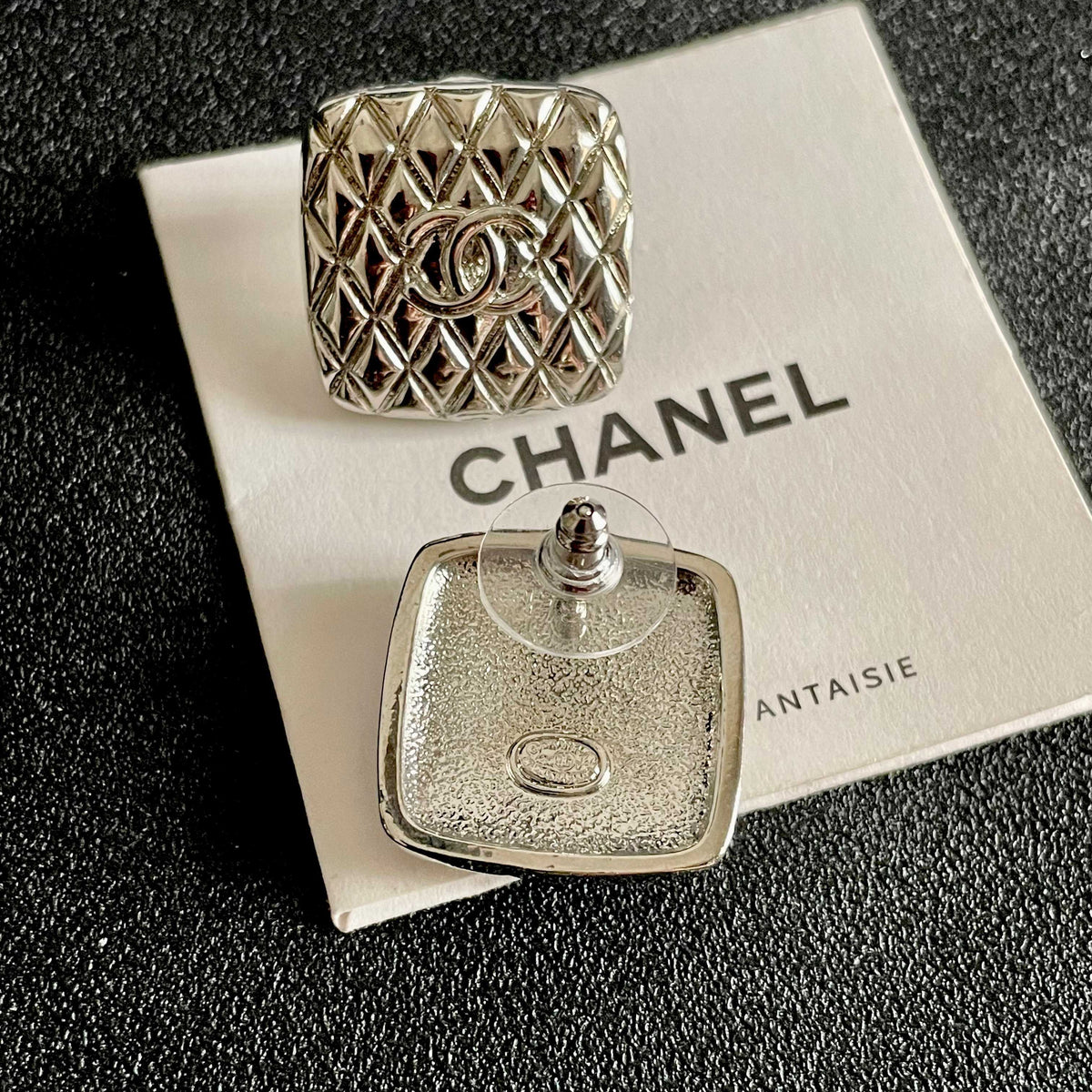 Double-C Emblem Stud Earrings in Polished Metal-Tone – Design 077 main product view