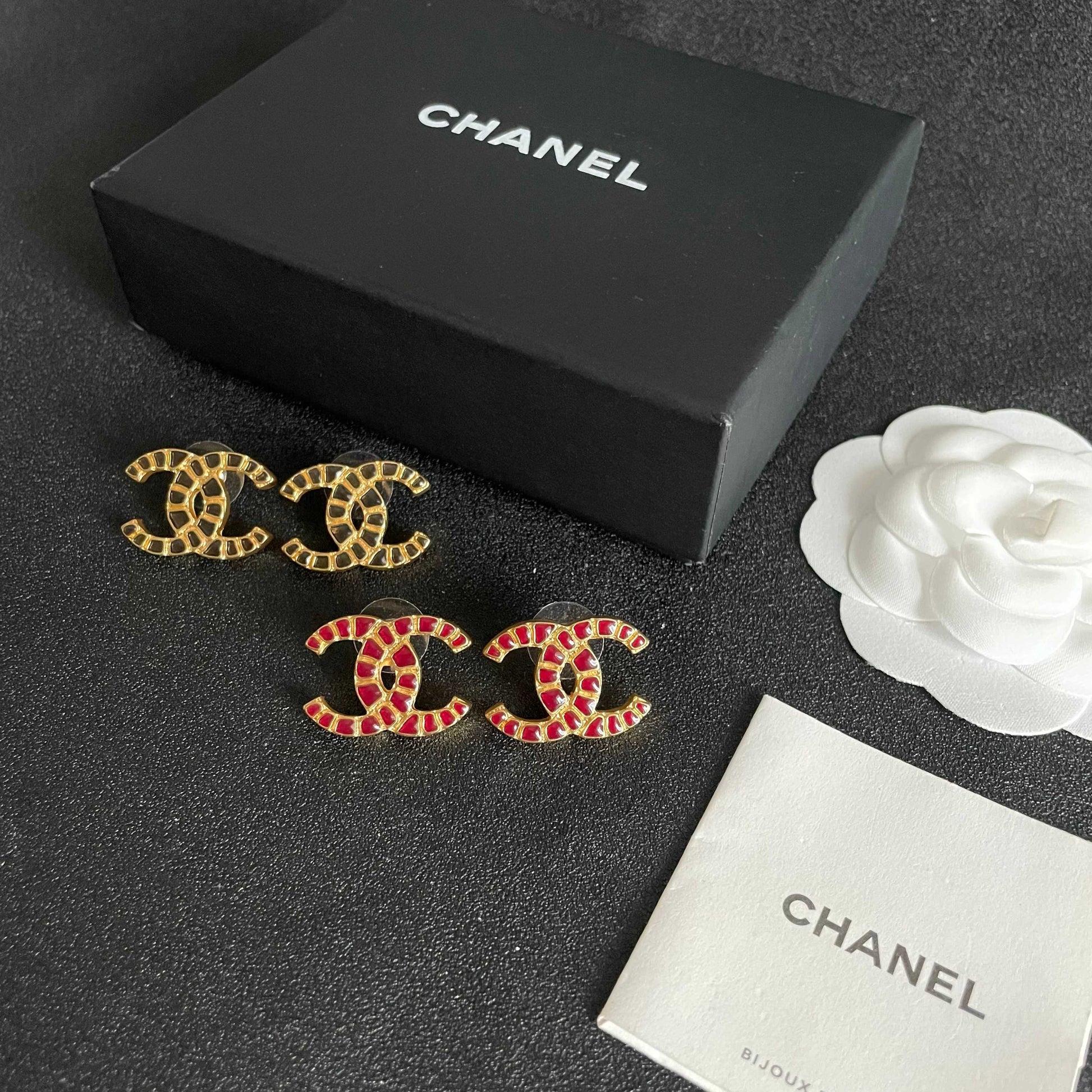 Double-C Emblem Stud Earrings in Polished Metal-Tone – Design 076 side detail