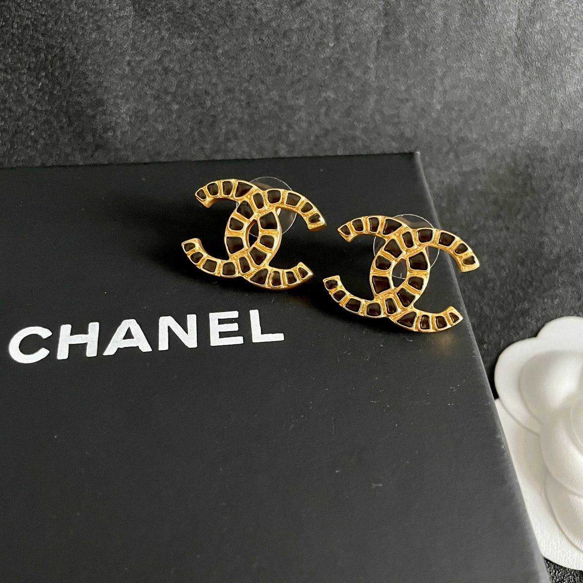 Double-C Emblem Stud Earrings in Polished Metal-Tone – Design 076 detail view