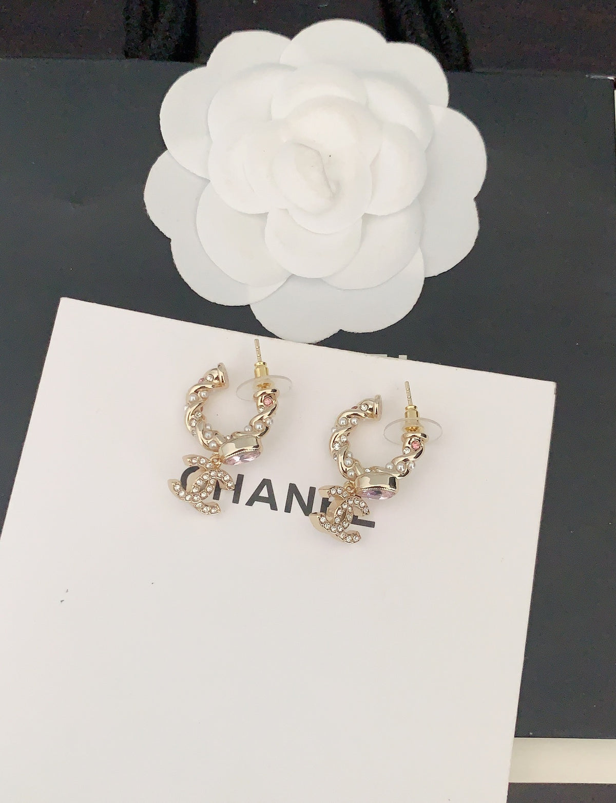 Pearl Jewelry Accessory in Gold-Tone – Pearl Detail – Design 002 side detail