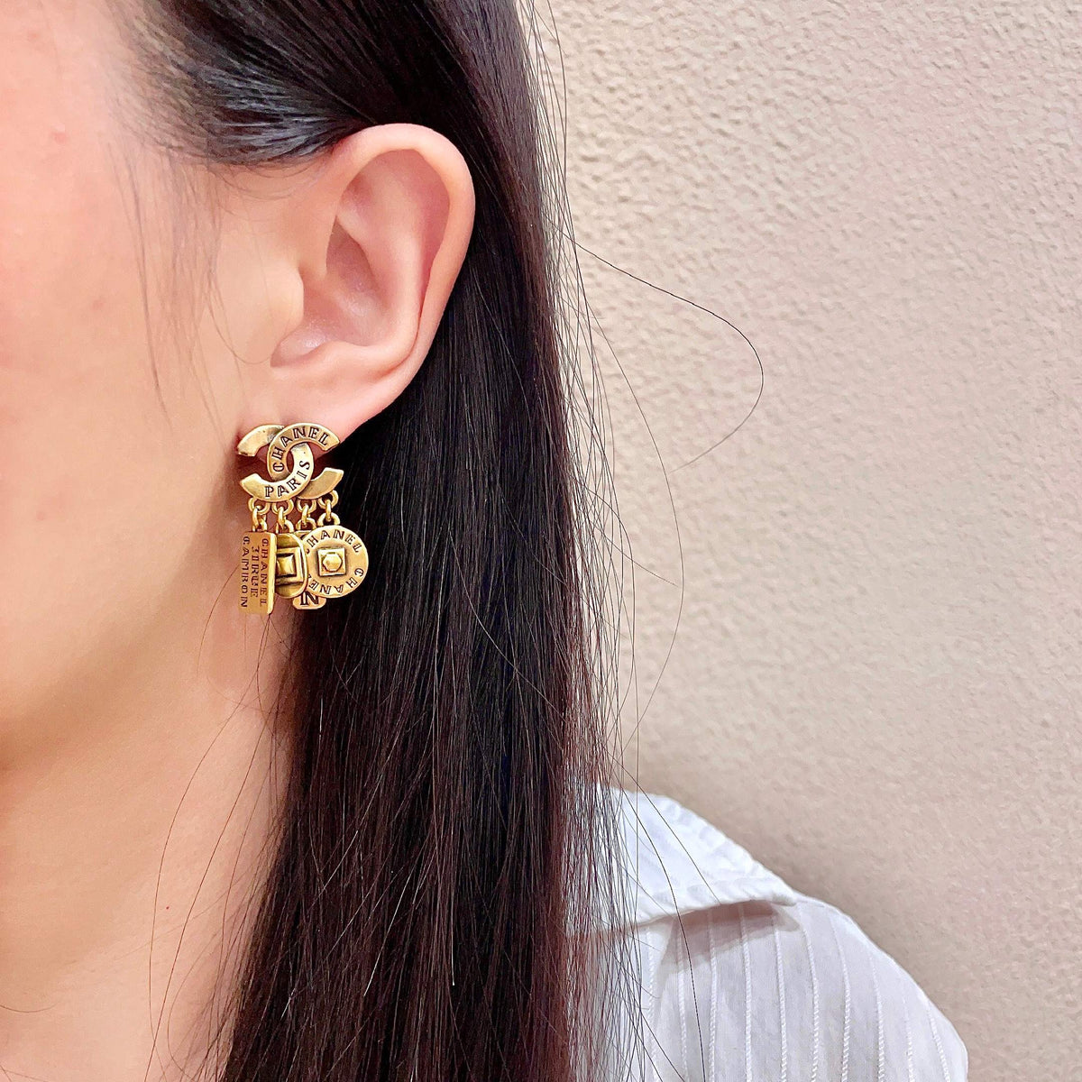 Double-C Emblem Stud Earrings in Polished Metal-Tone – Design 450 detail view