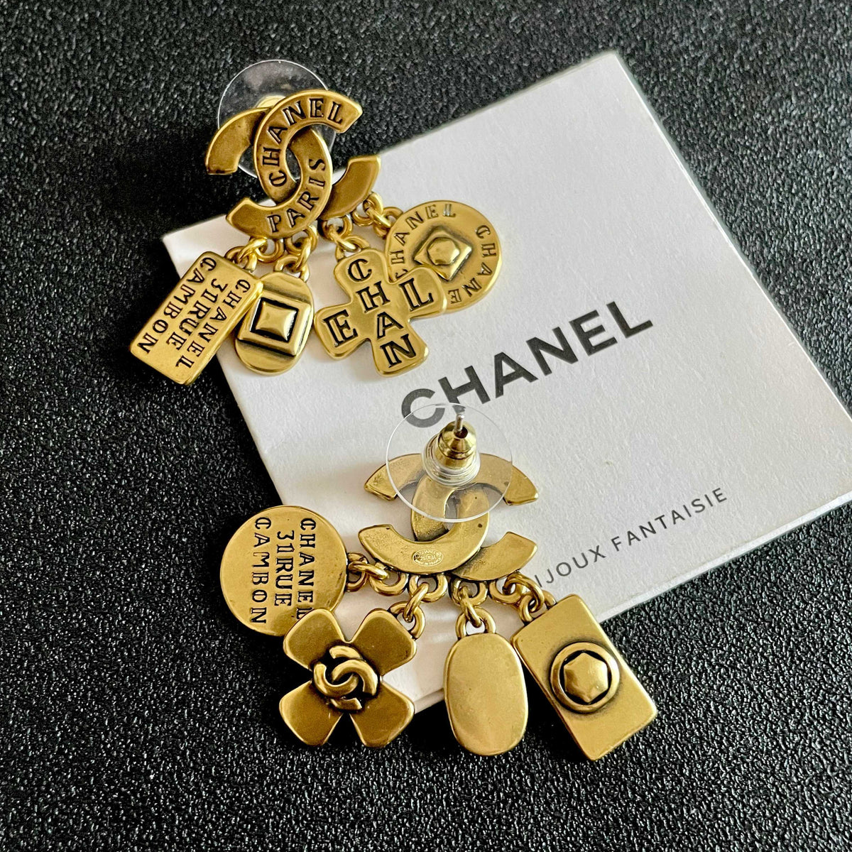 Double-C Emblem Stud Earrings in Polished Metal-Tone – Design 450 main product view