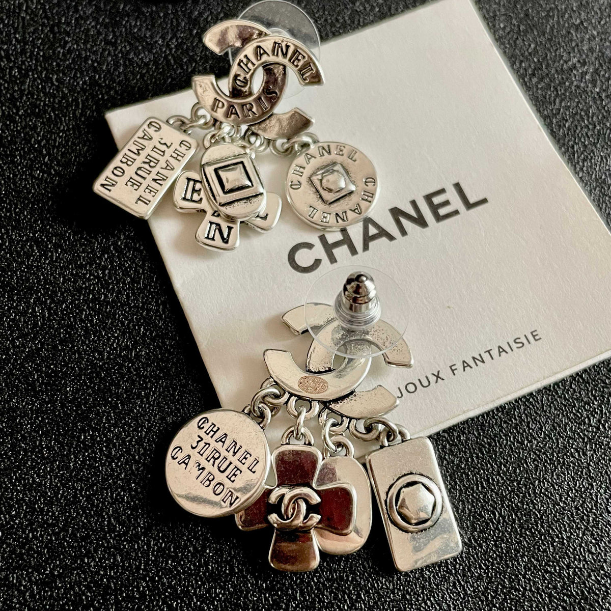 Double-C Emblem Stud Earrings in Polished Metal-Tone – Design 449 main product view