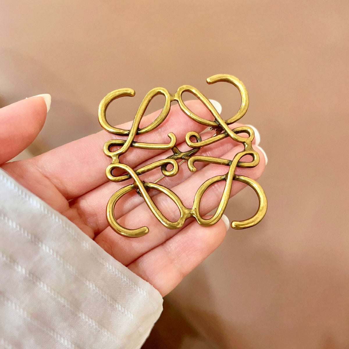 Sculptural Brooch Pin in Polished Metal-Tone – Design 04 side detail