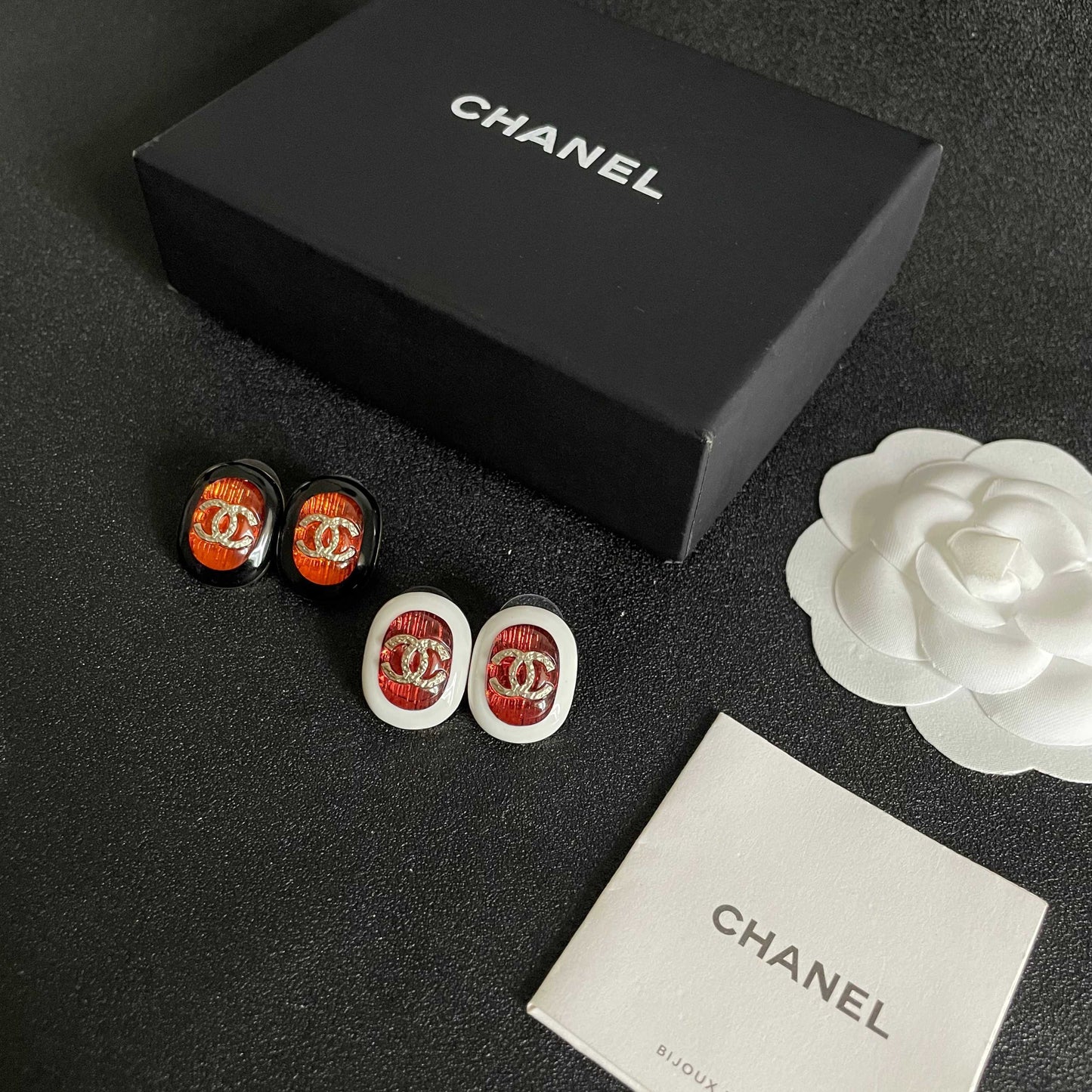 Double-C Emblem Stud Earrings in Polished Metal-Tone – Design 070 close-up detail