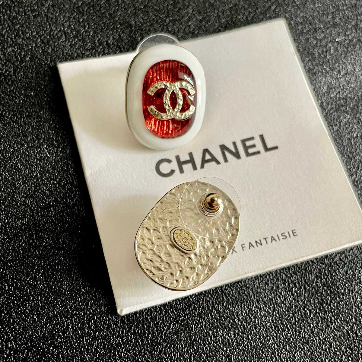 Double-C Emblem Stud Earrings in Polished Metal-Tone – Design 070 main product view