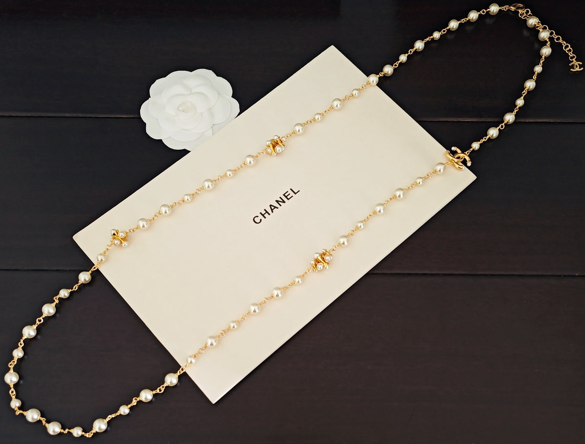 Pearl Pearl-Detail Pendant Necklace – Pearl Detail – Design 063 detail view