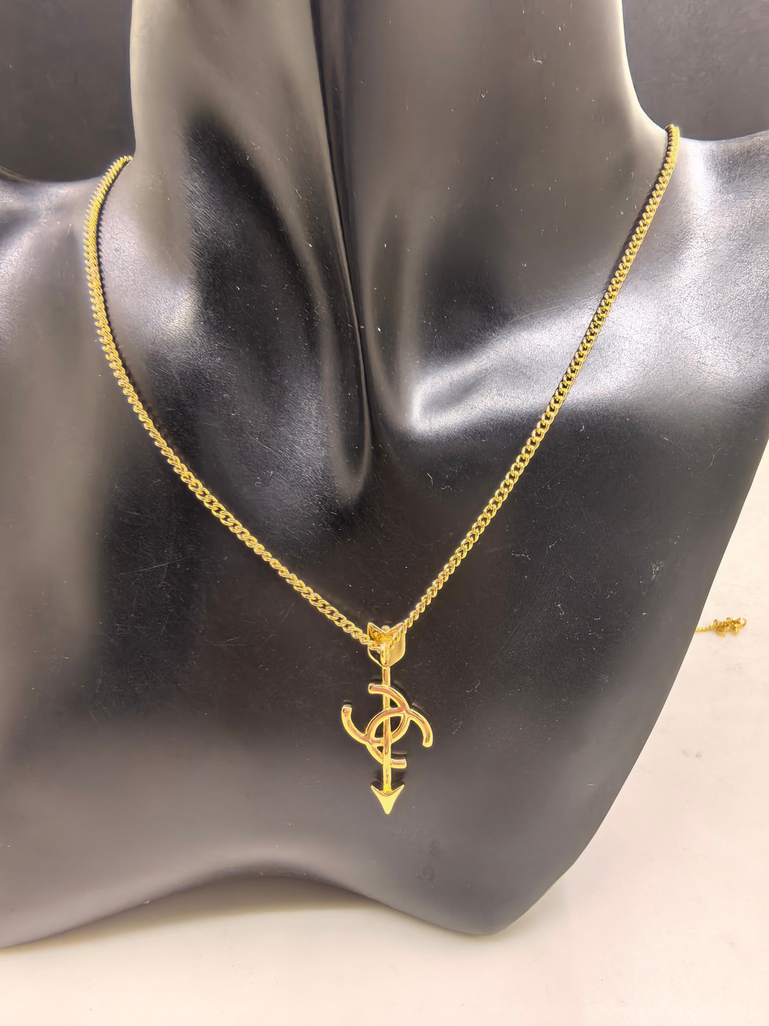 Arrow Pendant Necklace in Gold-Tone – Arrow Detail front product view