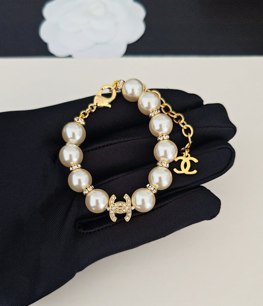Pearl Bracelet in Gold-Tone – Pearl Detail – Design 008 main product view