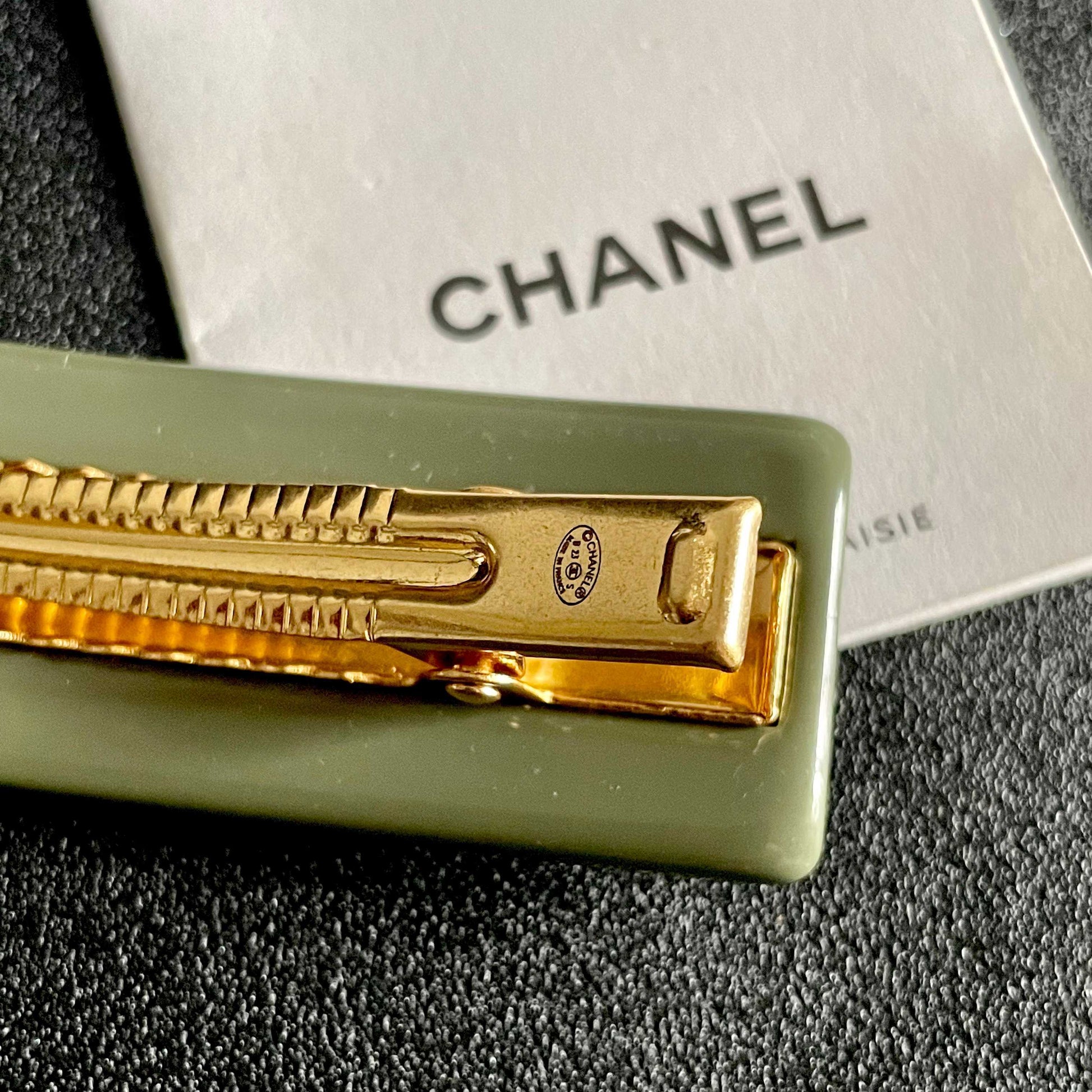 Double-C Emblem Hair Clip – Design 037 main product view