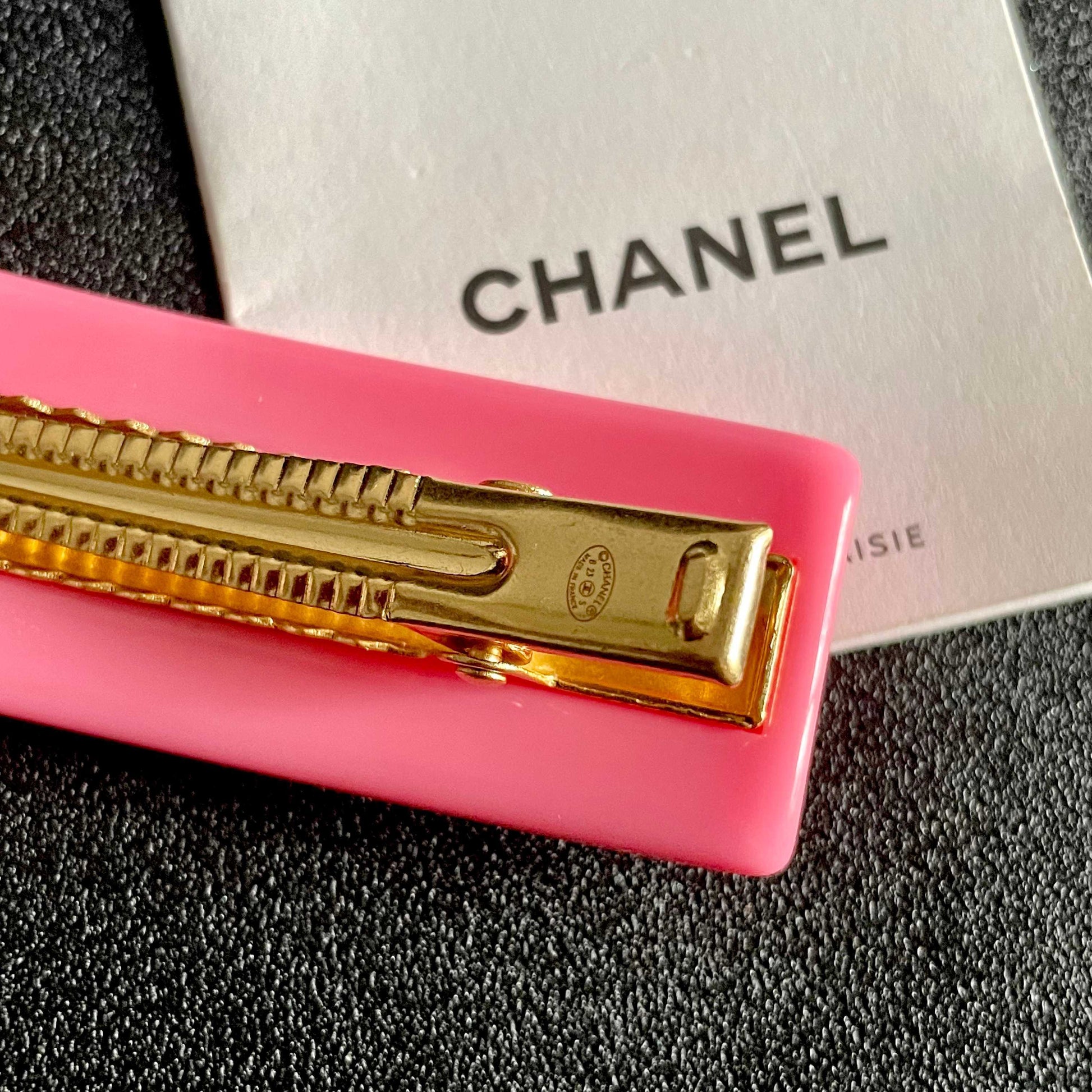 Double-C Emblem Hair Clip – Design 036 main product view