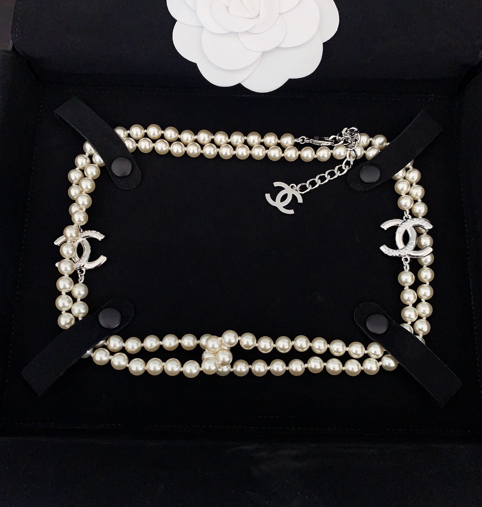 Letter Pearl-Detail Pendant Necklace – Pearl Detail – Design 008 detail view
