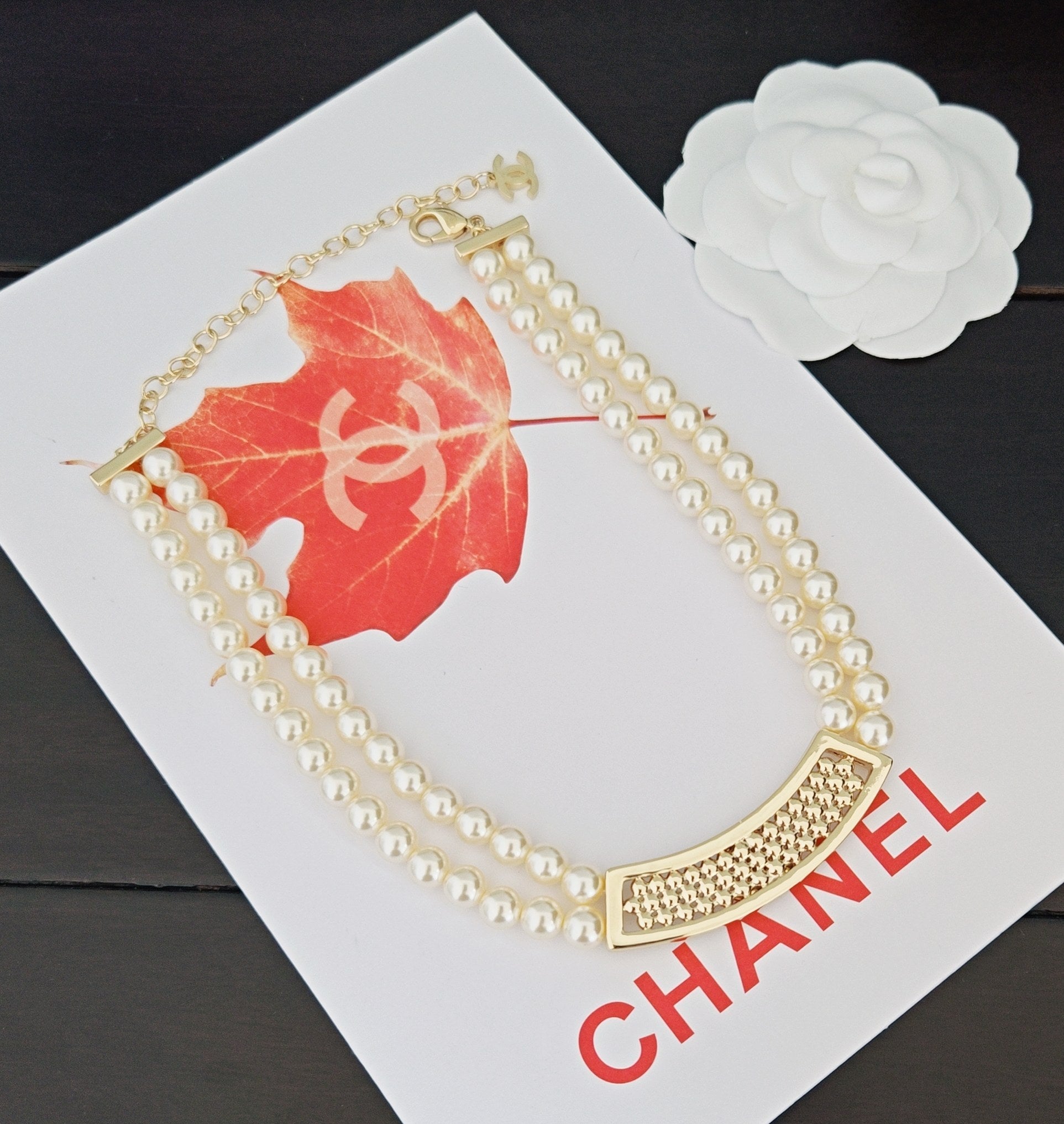 Pearl Pearl-Detail Pendant Necklace – Pearl Detail – Design 066 close-up detail
