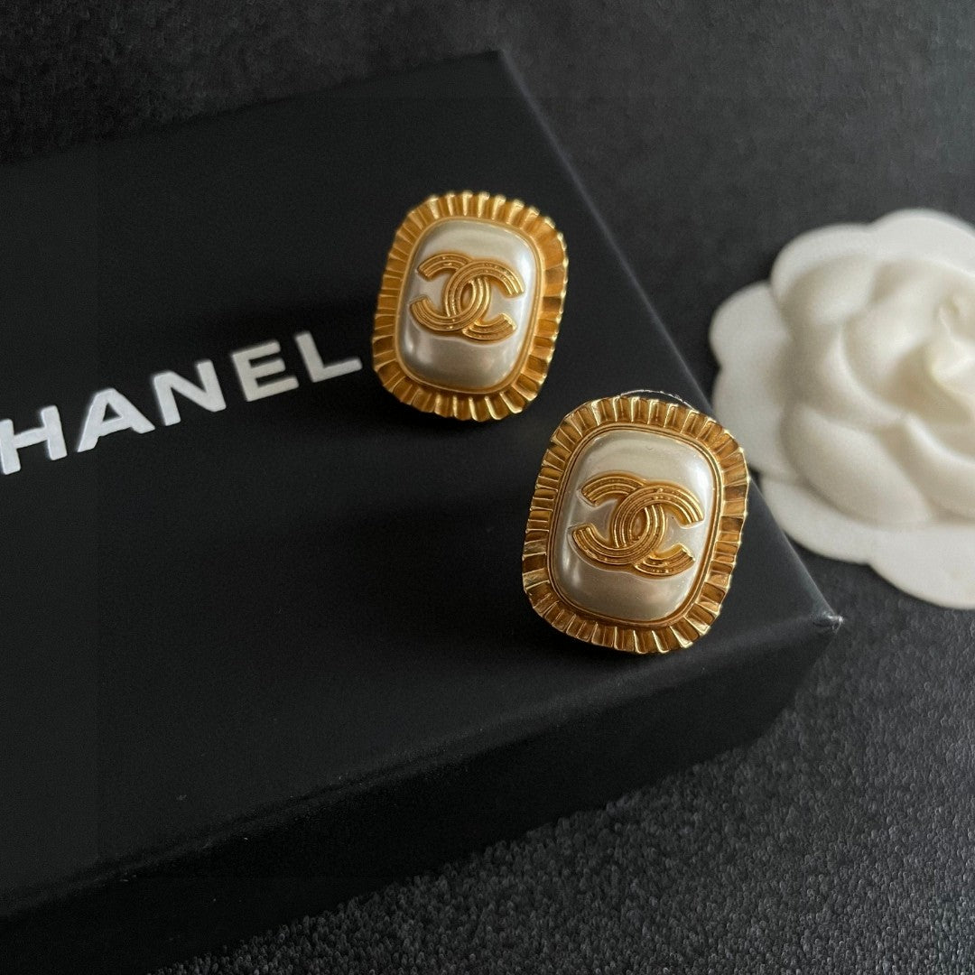 Double-C Emblem Stud Earrings in Polished Metal-Tone – Design 472 detail view