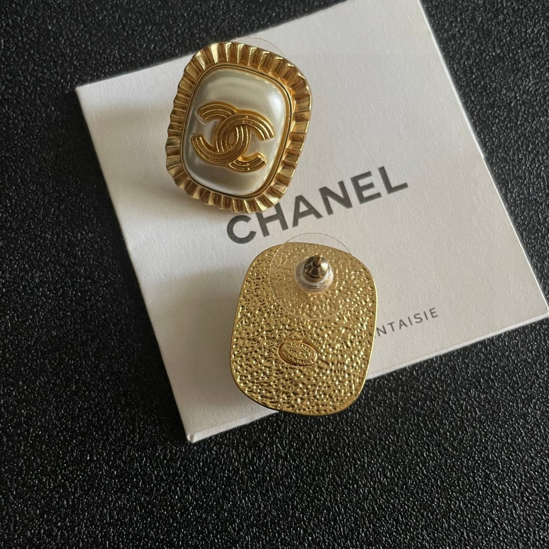 Double-C Emblem Stud Earrings in Polished Metal-Tone – Design 472 main product view