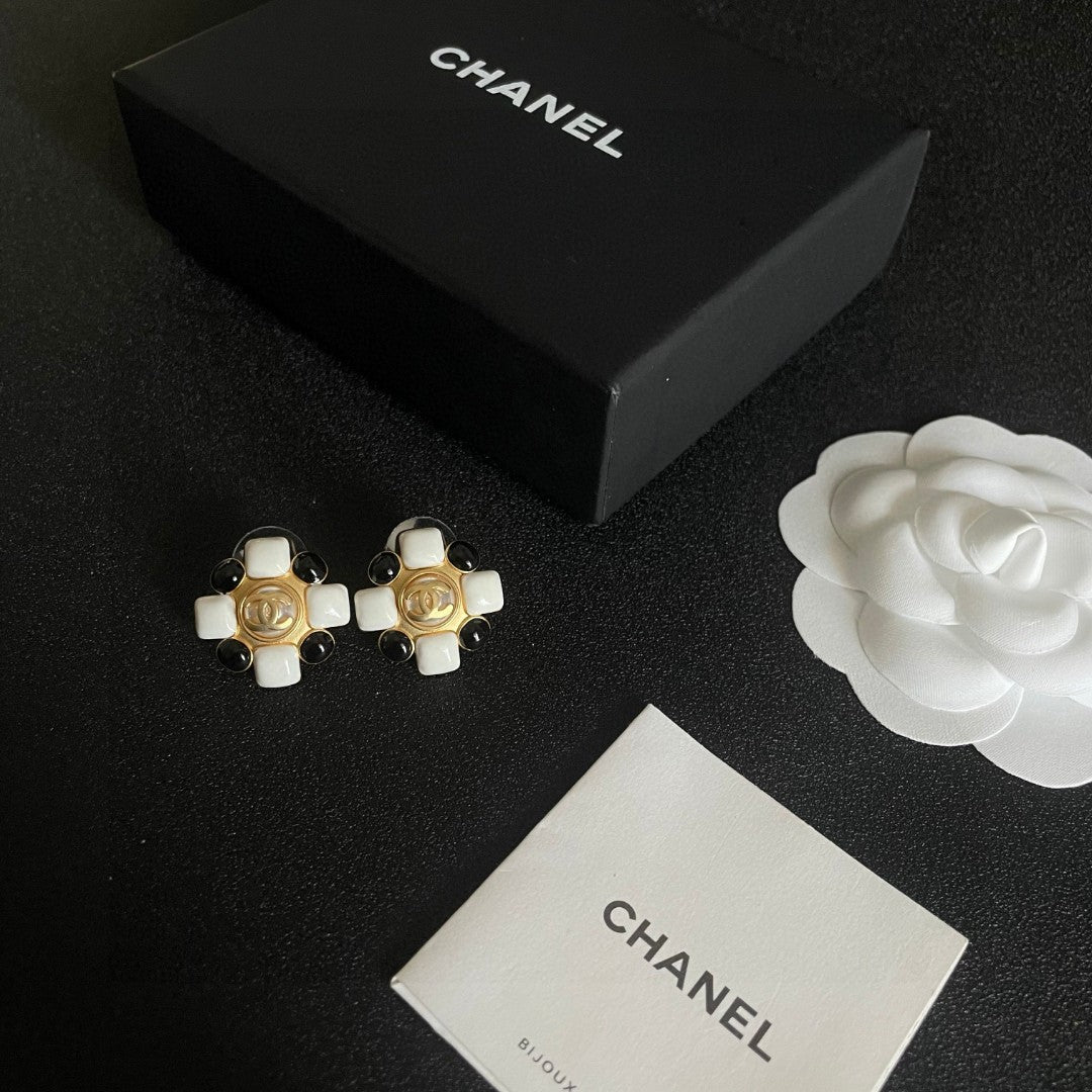Double-C Emblem Stud Earrings in Polished Metal-Tone – Design 471 close-up detail