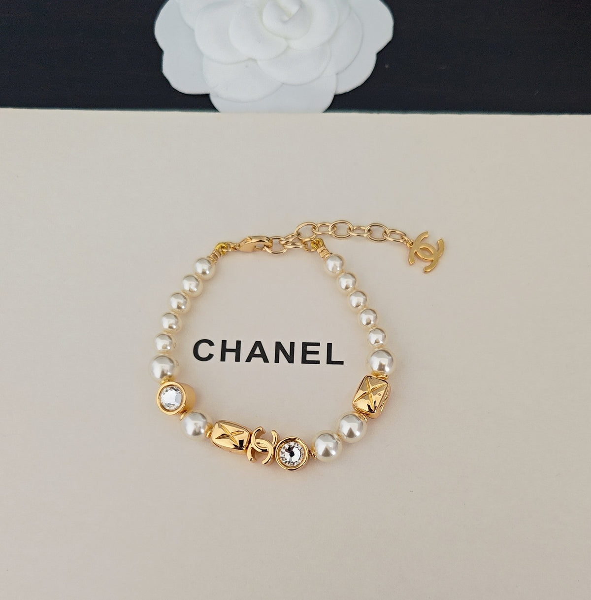 Pearl Bracelet in Gold-Tone – Pearl Detail – Design 002 detail view