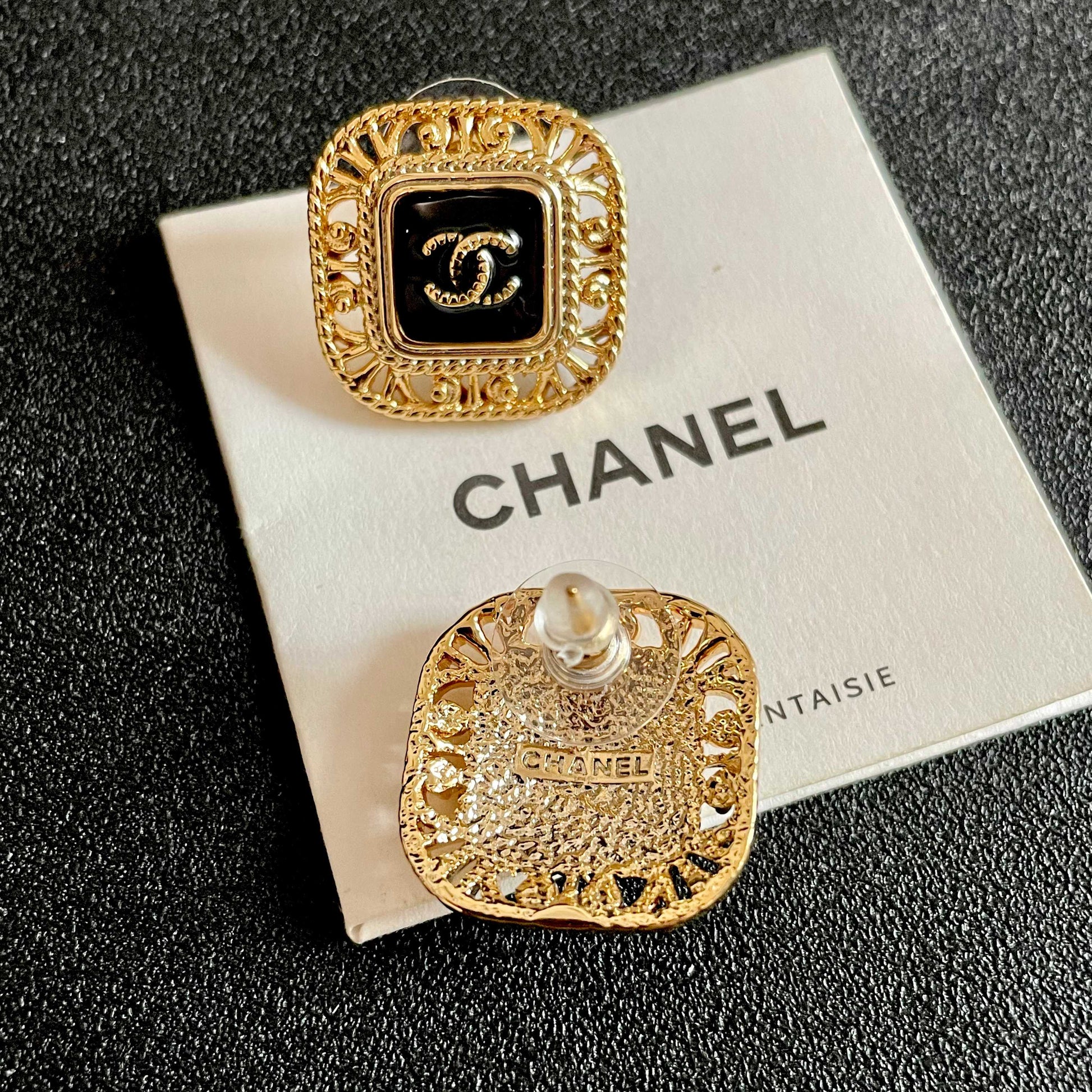 Double-C Emblem Stud Earrings in Polished Metal-Tone – Design 140 main product view