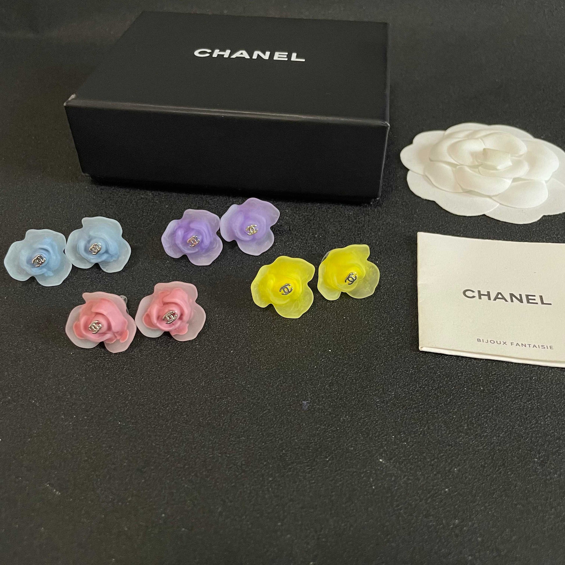Double-C Emblem Stud Earrings in Polished Metal-Tone – Design 098 close-up detail