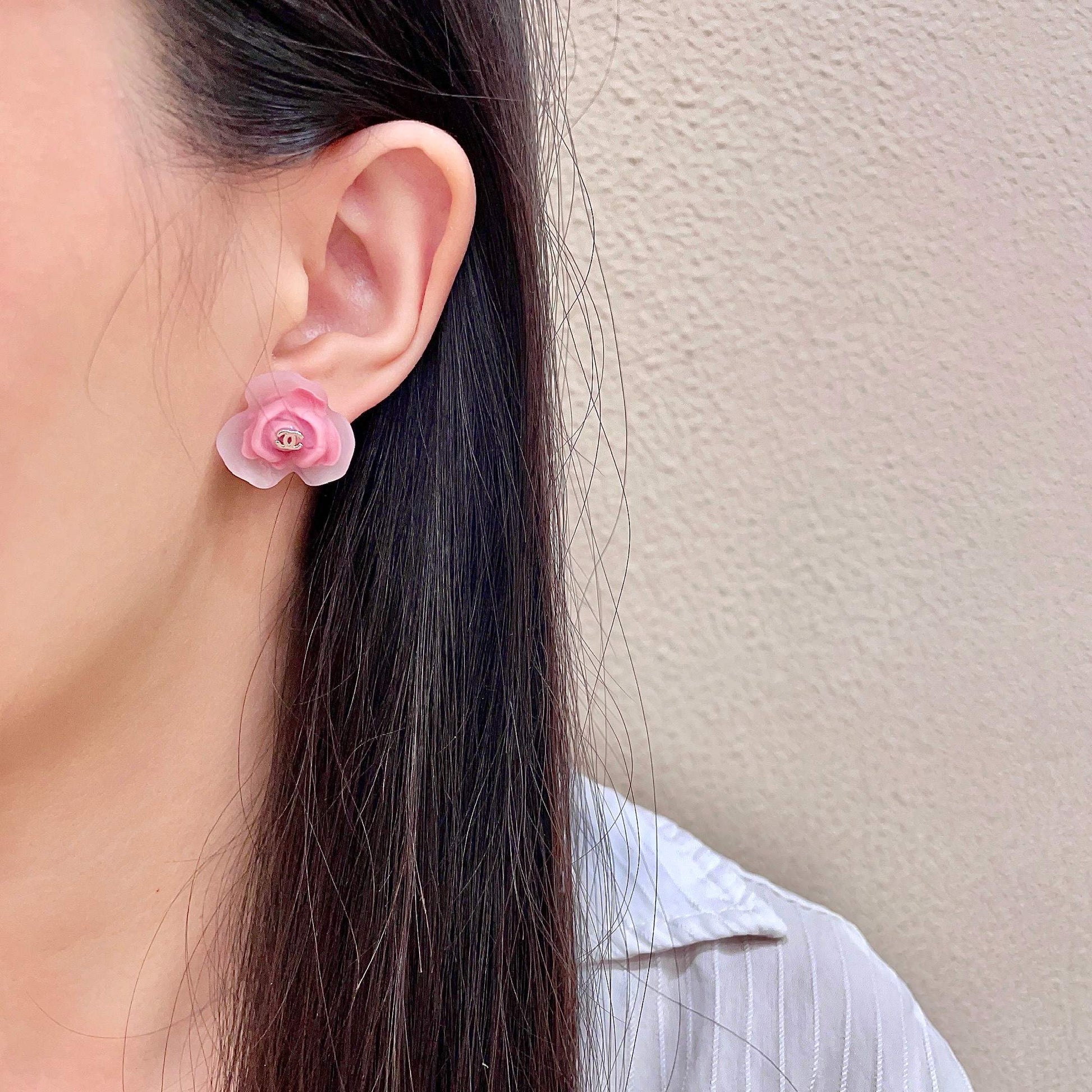 Double-C Emblem Stud Earrings in Polished Metal-Tone – Design 097 detail view