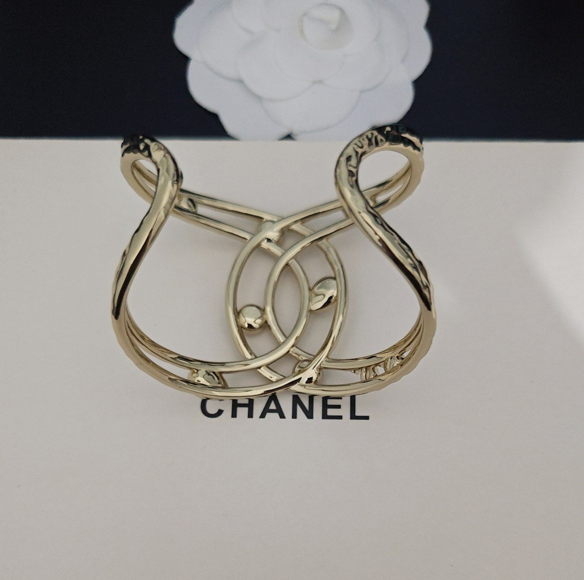 Signature Emblem Bangle in Gold-Tone – Design 001 side detail