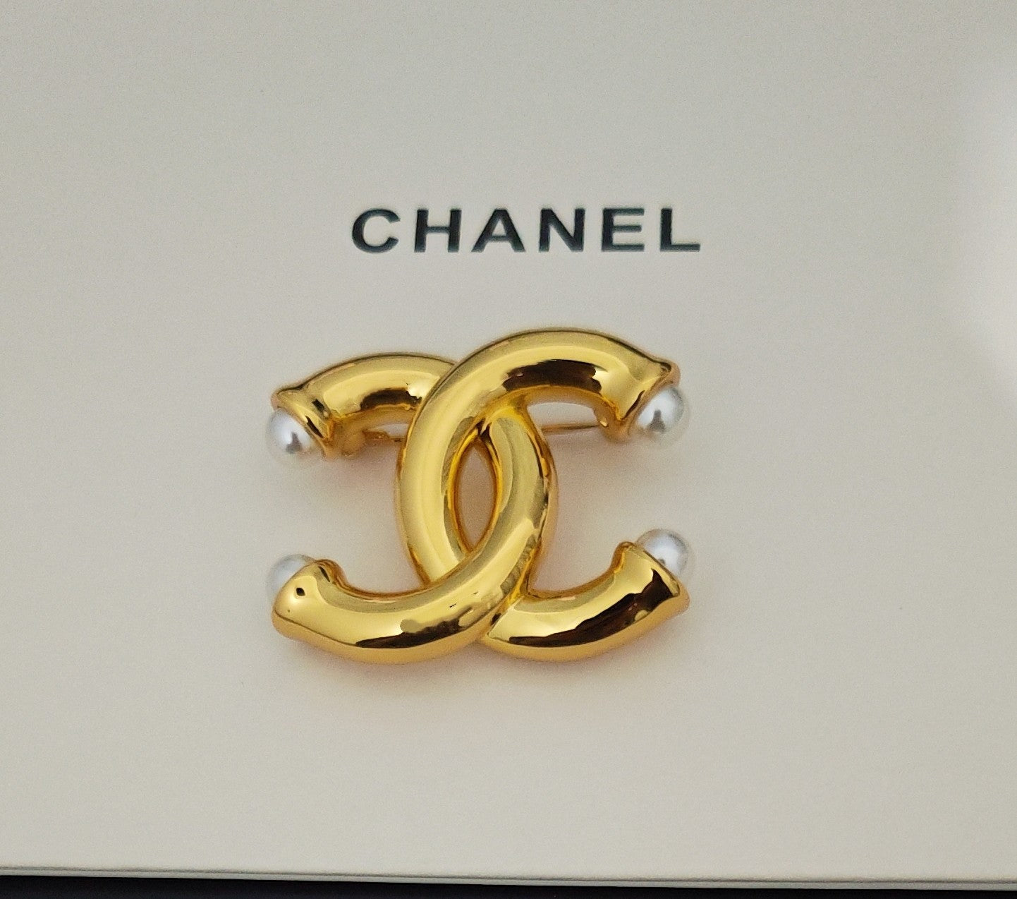 Pearl Brooch in Gold-Tone – Pearl Detail side detail
