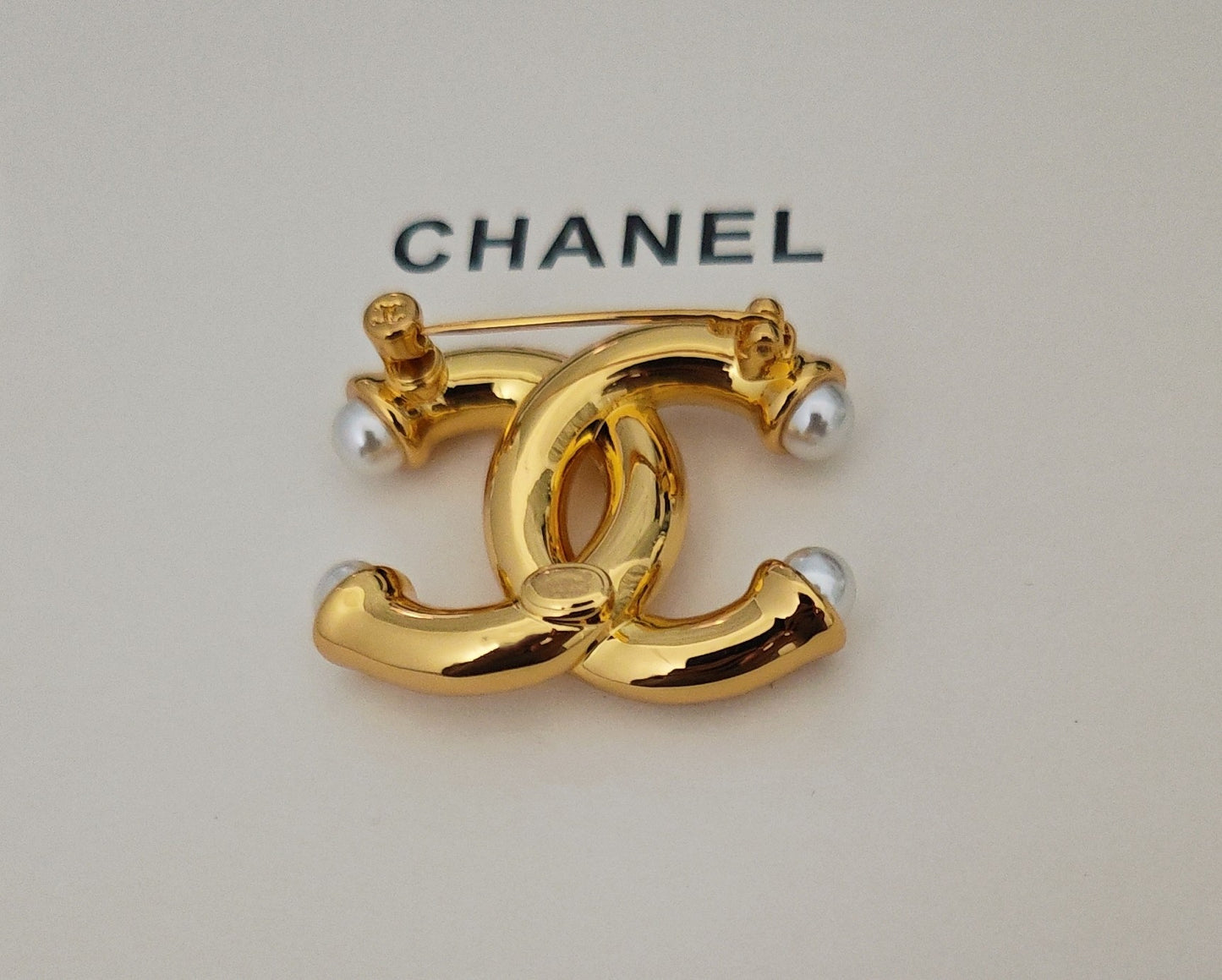 Pearl Brooch in Gold-Tone – Pearl Detail close-up detail