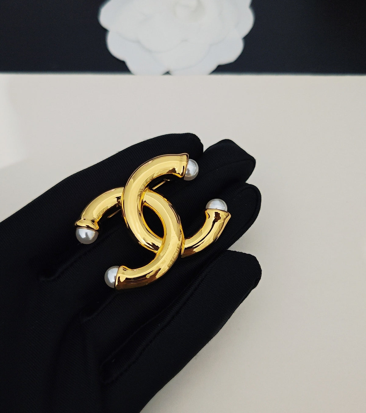 Pearl Brooch in Gold-Tone – Pearl Detail – Design 002 front product view