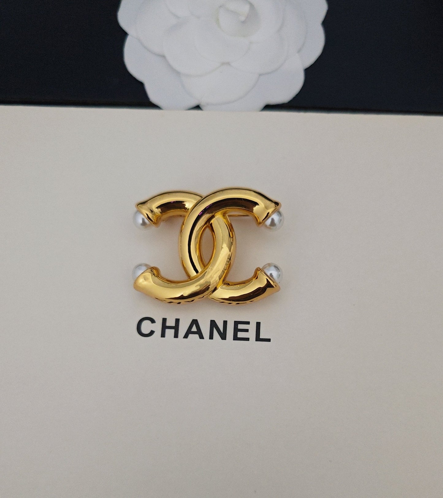 Pearl Brooch in Gold-Tone – Pearl Detail detail view
