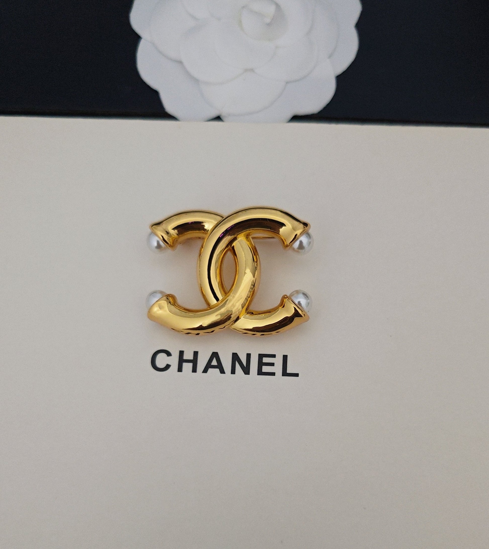 Pearl Brooch in Gold-Tone – Pearl Detail detail view
